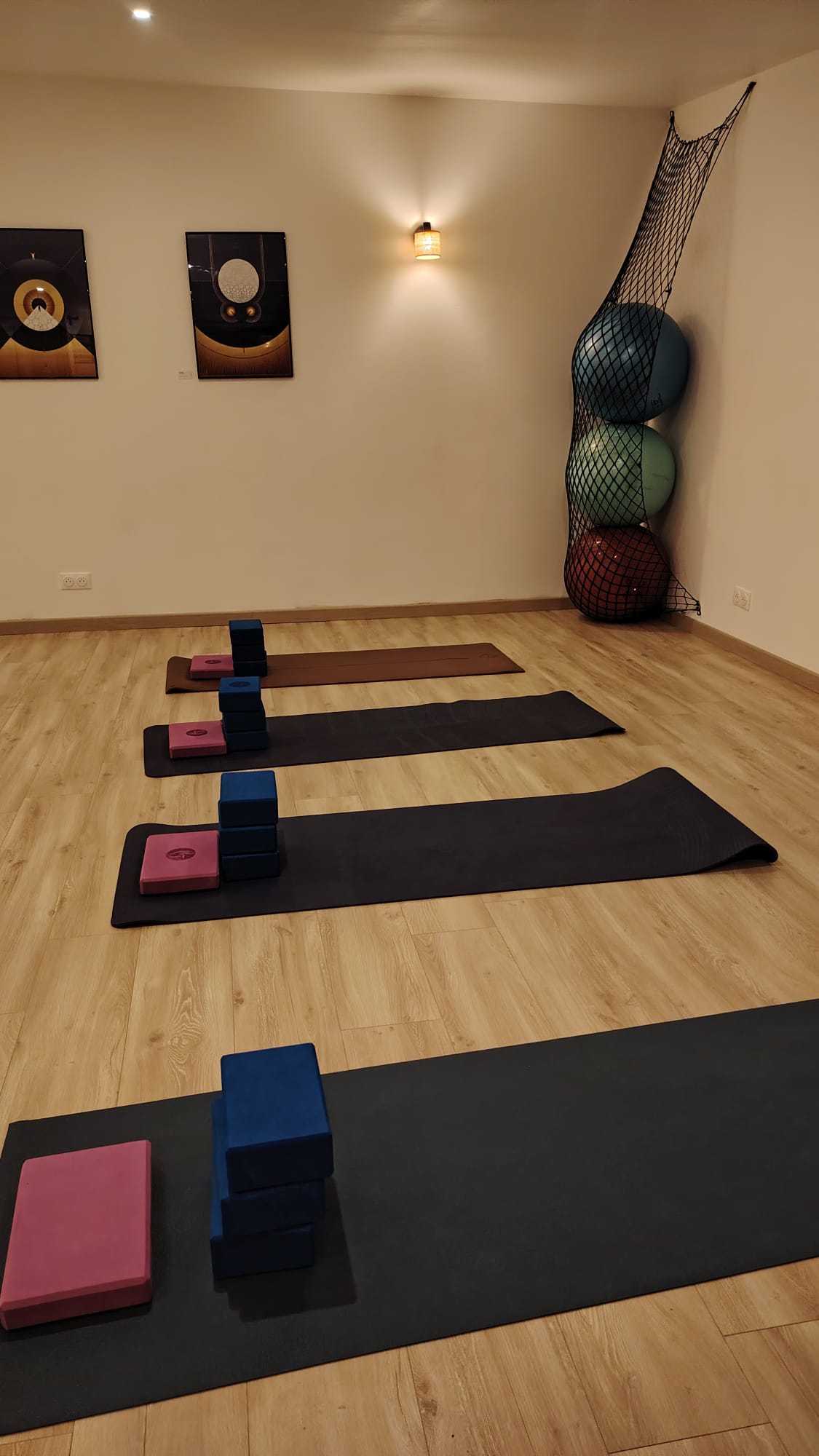 L'atelier des Colibris à Bouguenais, limite Rezé. Cours de yoga du mercredi 18h30 (débutants / intermédiaires) & 20h00 (intermédiaires / avancés)